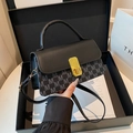 Bolso cuadrado pequeño negro bicolor con estampado de letras M y cierre dorado - Negro
