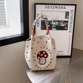 Gestrickte Beuteltasche in Off-White mit roten Punkten und Pilz-Webmotiv - Kleiner Pilz