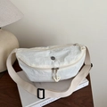 Borsa a tracolla minimalista in nylon beige a mezzaluna con tracolla regolabile - Bianco