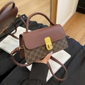 Bolso bandolera de cuero marrón con estampado de letras y cierre de giro dorado - Marrón