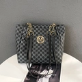Sac cabas noir avec monogramme M gris et détail de poignée en chaîne dorée - Noir