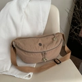 Sac fourre-tout demi-lune en nylon marron avec bandoulière réglable sur une chaise - Kaki