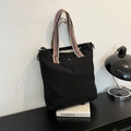 Minimalistische schwarze Shopper-Tasche mit bunten Streifen-Griffen und Kordelzug-Details - Schwarz