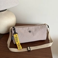 Sac bandoulière cylindrique en nylon beige avec pendentif jaune et logo métal - Kaki