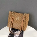 Cabas marron à monogramme avec logo M doré et bandoulière chaîne sur présentoir - Kaki