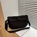 Minimalistische schwarze Nylon Umhängetasche mit Doppelreißverschluss auf Büchern - Schwarz
