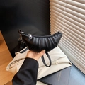 Mini sac croissant en cuir noir avec coutures plissées verticales et zip argenté - Noir