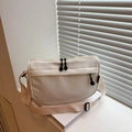 Minimalistische cremeweiße Crossbody-Tasche mit Reißverschluss und breitem Gurt - Weiß