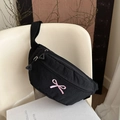Marsupio nero in tessuto oxford con ricamo a fiocco rosa e tracolla regolabile - Nero