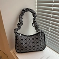 Borsa a spalla trapuntata a scacchi con fiocchi e manico arricciato in bianco e nero - Nero
