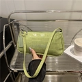 Sac baguette vert clair à motif crocodile avec bandoulière et étiquette tendance - Vert