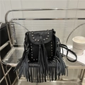 Sac bandoulière noir vintage avec franges et détails de clous métalliques sur étagère - Noir