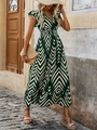 Robe d'été élégante avec imprimé zigzag vert et blanc, col en V et manches à volants - S / Vert Foncé