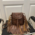 Sac à bandoulière marron style bohème avec franges et rivets métalliques rétro - Marron