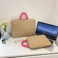 Funda acolchada beige para portátil con asas rosas sobre un escritorio de oficina - Vertical / Caqui