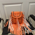 Sac bandoulière bohème orange en cuir avec rivets métalliques et longues franges - Orange
