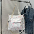 Détail du sac cabas floral avec motifs de roses roses et bandoulière réglable - Blanc
