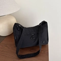 Borsa tote a mezzaluna in nylon nero con tracolla regolabile in un contesto di stile moderno - Nero