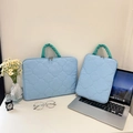 Funda acolchada azul claro para portátil con patrón de trébol, asas verdes y cremallera - Vertical / Azul