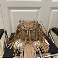 Borsa a tracolla vintage con frange e borchie retrò in pelle martellata beige - Cachi