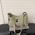 Borsa a tracolla minimalista in nylon verde salvia con tracolla larga e cerniera nera - Verde