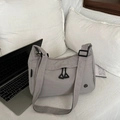 Borsa a tracolla chic in nylon grigio con tracolla regolabile e logo in metallo - Grigio