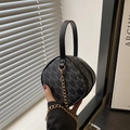 Borsa rotonda nera con monogramma a M grigio e tracolla a catena in metallo dorato - Nero