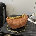 Bruine strooien halve maan clutch met gouden visvormige handgreep en metalen ketting - Bruin
