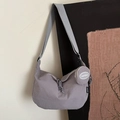 Bolso bandolera de nailon gris claro en forma de media luna con monedero y correa ancha - Gris