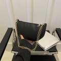 Sac demi-lune noir minimaliste avec texture litchi et bandoulière en chaîne dorée - Noir