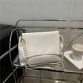 Elegante weiße gewebte Lederkette-Handtasche in minimalistischer Ästhetik - Weiße gewebte Kettentasche mit Klappe / Weiß