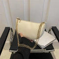 Sac hobo demi-lune beige chic avec texture litchi et élégante bandoulière dorée - Blanc Cassé