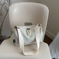 Dettaglio della borsa tote grande in nylon con doppia zip e tracolla regolabile - Bianco