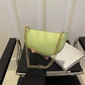 Sac bandoulière demi-lune vert clair en cuir grainé avec anse chaîne dorée - Vert