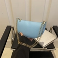 Sac bandoulière bleu clair motif litchi avec chaîne dorée et fermeture éclair - Bleu