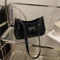 Bolso de hombro negro de charol con efecto cocodrilo y hebilla de lazo plateada - Negro