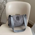 Détail du sac fourre-tout gris texturé avec large bandoulière et étiquette de marque - Gris