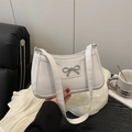 Bolso de hombro blanco con relieve de cocodrilo, lazo plateado y asa de mano chic - Blanco