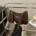 Bolso de hombro marrón con diseño de cocodrilo en charol brillante y lazo plateado - Marrón