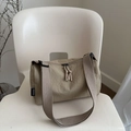Gros plan du sac fourre-tout en nylon beige avec fermetures éclair doubles - Kaki
