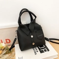 Borsa a tracolla nera a grana di litchi con design unico a camicia e tracolla regolabile - Bianco Sporco