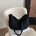 Grand sac bandoulière demi-lune en nylon noir avec sangle large et détails de fermeture noués - Noir