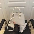 Elegante borsa a mano intrecciata color crema con testo e tracolla sottile - Beige