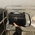 Schwarze gewebte Handtasche mit goldenen Reißverschlüssen und Schultergurt - Schwarz