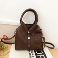 Borsa a tracolla marrone scuro in pelle martellata con originale design a forma di camicia - Marrone