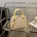 Borsa a tracolla intrecciata beige a forma di conchiglia con manici eleganti - Giallo