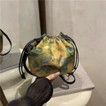Borsa a secchiello in seta retrò con paesaggio verde e tracolla nera elegante - Pittura di Paesaggio