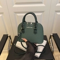 Elegante borsa a mano a conchiglia verde scuro con trama intrecciata e manico - Verde