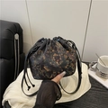 Secchiello a fiori con coulisse, cinturini in pelle nera e motivo floreale in raso - Peonia Verde