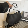 Minimalistische schwarze Hobo-Schultertasche mit goldenen Beschlägen und glattem Kunstleder - Schwarz